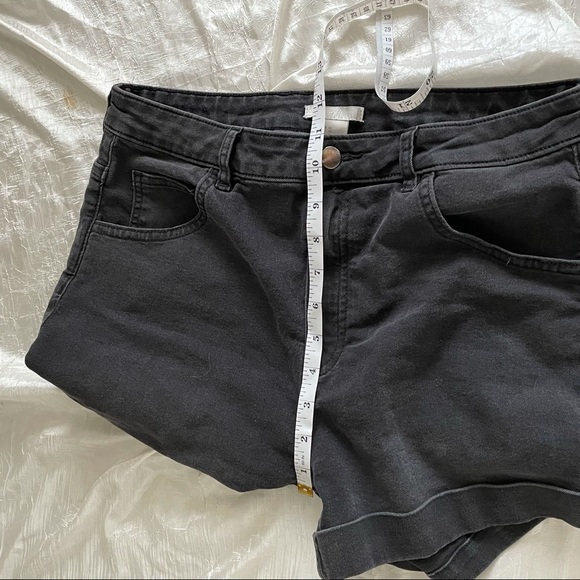 ❤️‍🔥3/$22❤️‍🔥 H&M high rise faded black / dark grey jean shorts - Picture 6 of 7